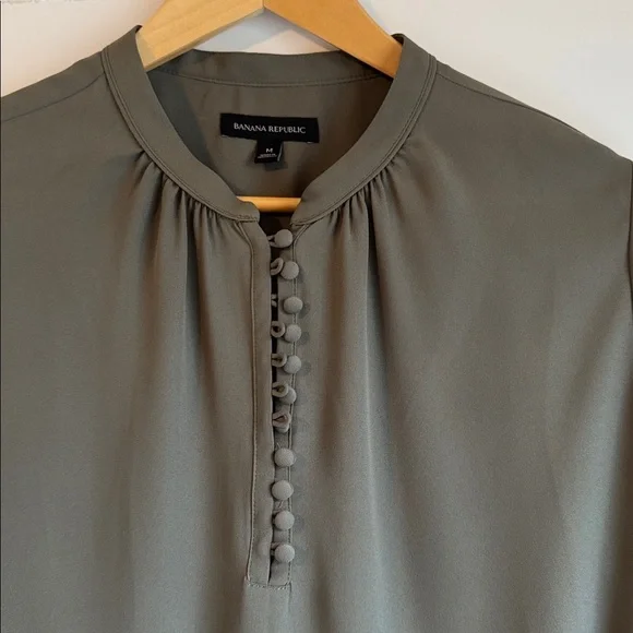 3 Blouses: Banana Republic, WHBM - Picture 10 of 11